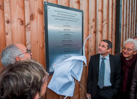 Dévoilement de la plaque inaugurale par Manuel Tunon de Lara et Thierry Mandon© Hugues Bretheau -SAM UnivBx